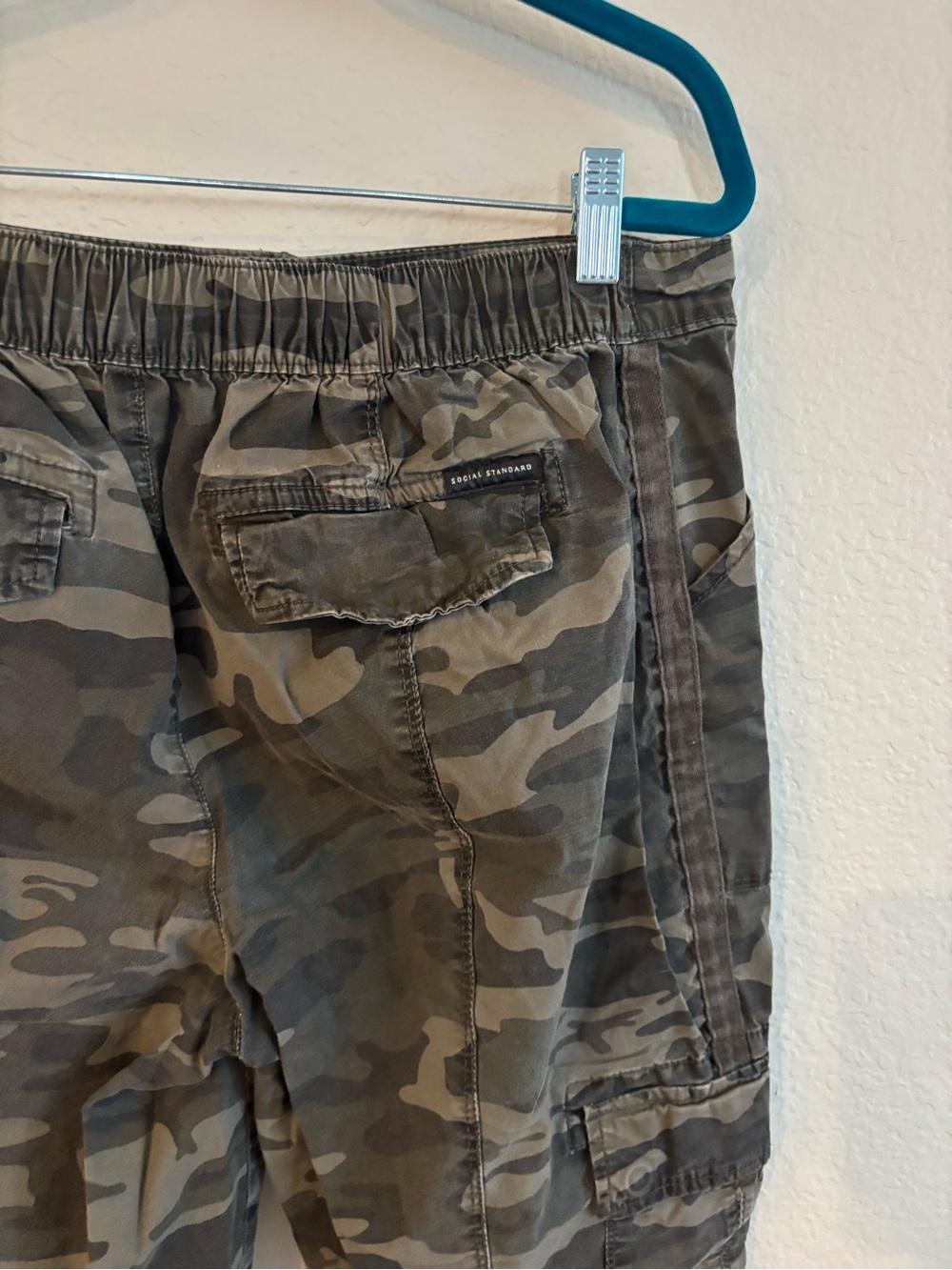 Social Standard by Sanctuary Cropped Cargo Pants in Olive Camo Print XL - Picture 4 of 7